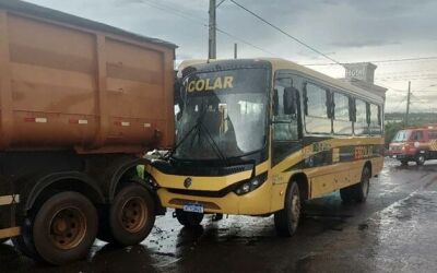 Imagem da notícia Ônibus escolar colide com caminhão estacionado em Chapadão do Sul e assusta passageiros